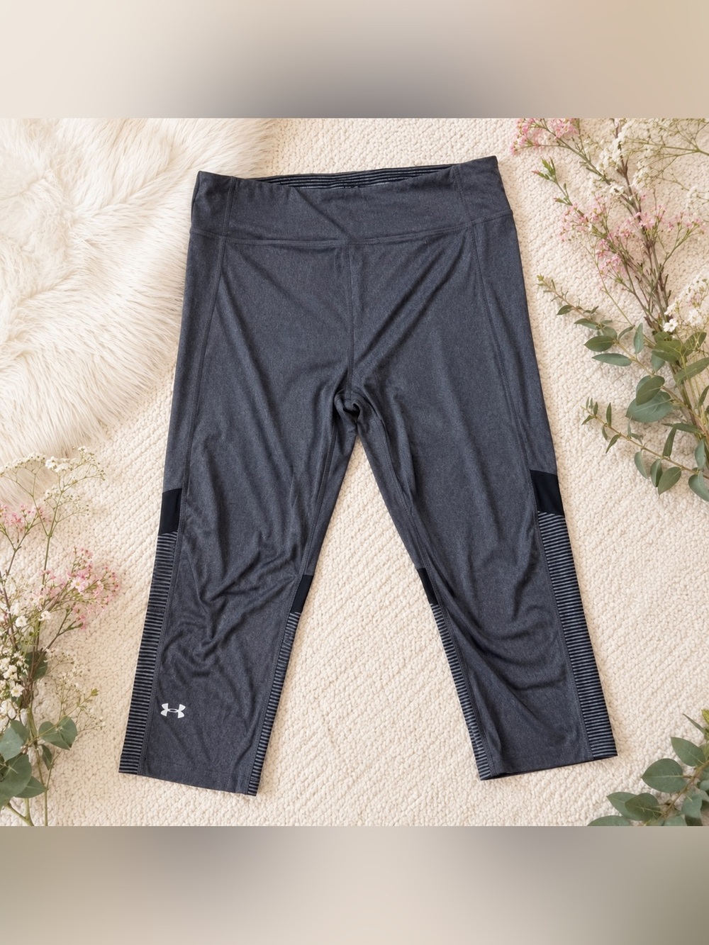 UA HeatGear Gray Heather Striped Crop Leggings - Size M
